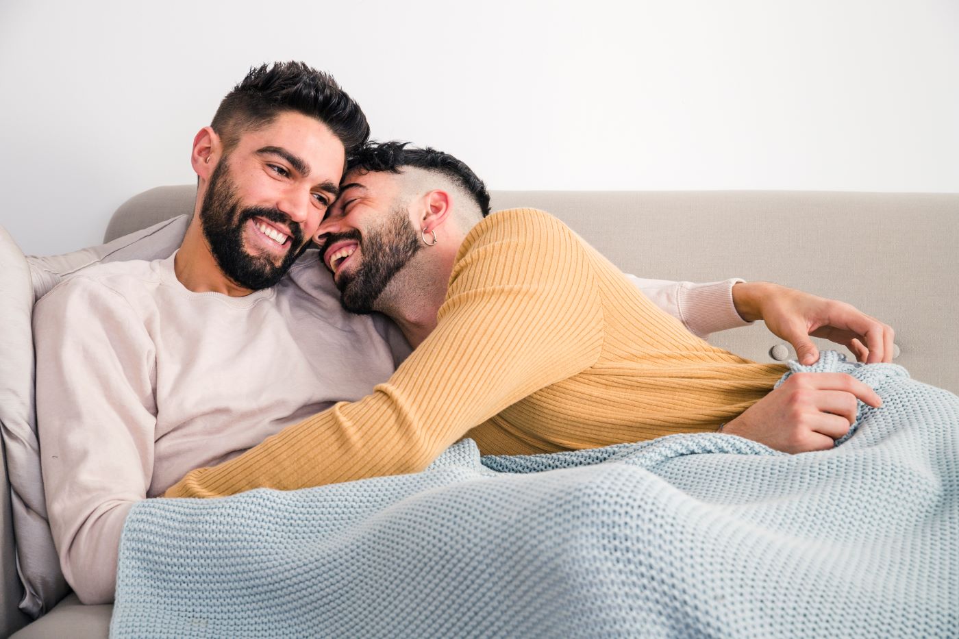 intimidad-pareja-gays-juguetes-sexuales-vivelavita.jpg