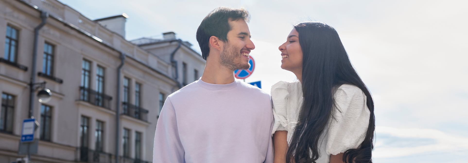 Pareja feliz juego de rol San Valentín