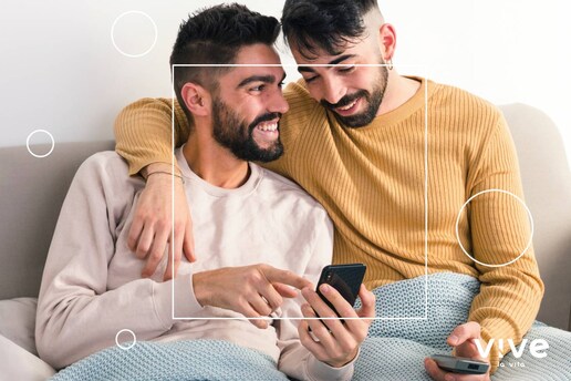 Sexo gay a distancia: cómo usar juguetes conectados con tu pareja