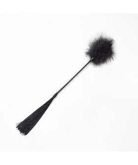 CAYAZ Descubra o Plumário + Chicote em preto para apimentar os seus momentos mais íntimos. Este