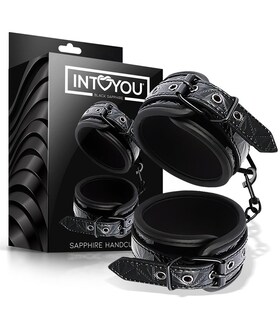 SAPPHIRE CUFFS <p>Descobre as Esposas Ajustáveis em Couro Vegano Sapphire - um acessório essencial que va