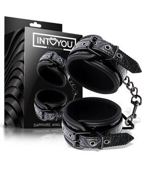 SAPPHIRE BOUND Scopri le manette per caviglia regolabili in cuoio vegano color zaffiro.