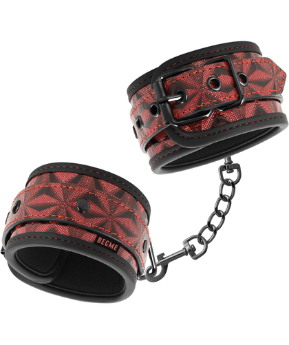 RED EDITION RESTRAINING Algemas de couro vegan com argolas ajustáveis