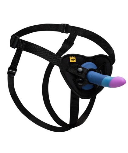 PICCOLO TRIVIBE Arnés y dildo con ventosa para un uso más versátil.