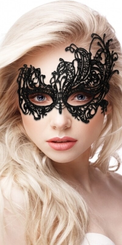 ROYAL MASK Discover our stylish Venetian-inspired mask, crafted to be lightweight and eco-friendly, p