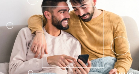Sesso gay a distanza: come usare sex toy connessi con il tuo partner